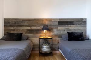 アリンサルにあるIconic - A Pie De Pistas En 1 Minuto - Terraza con Vistas al Valle Arinsal - Parking Gratis l by BonesVacancesのベッドルーム1室(ベッド2台、ランプ付きテーブル付)