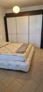 パランガにあるPalanga Apartaments - Mickevičiaus 8の毛布がかけられたベッドのある寝室 +5枚の写真