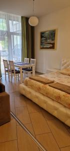 パランガにあるPalanga Apartaments - Mickevičiaus 8のベッド2台とテーブルと椅子のある寝室