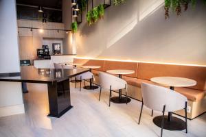 Cozzy Suites Paraíso Hotel餐厅或其他用餐的地方