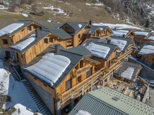 eine Luftansicht eines Hauses mit Schnee auf dem Dach in der Unterkunft Appartement 118m², près des pistes, 8 personnes, 5 flocons or - FR-1-570-44 in Praranger