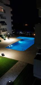 Bazén v ubytování PUERTO ESTEPONA nebo v jeho okolí
