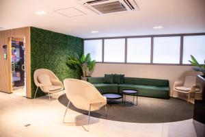Cozzy Suites Paraíso Hotel的休息区