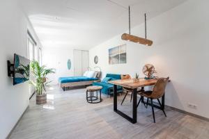TV a/nebo společenská místnost v ubytování Good Vibes Romantic Studio incl free private parking