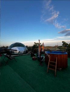 un patio con tenda, tavolo e sedie. di Podere Kiri Dome Experience a Decimomannu