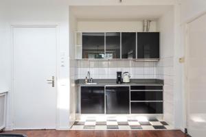 Kuchyň nebo kuchyňský kout v ubytování Apartment De Drie Tulpen