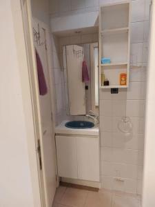 Ένα μπάνιο στο Charming Apartment in Haren, Brussels - 40 sqm of Comfort