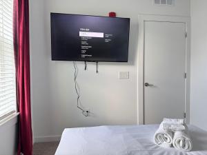 Et tv og/eller underholdning på Luxury 2B2B Penthouse with Balcony Downtown 542Blvd