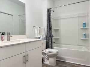 Et badeværelse på Luxury 2B2B Penthouse with Balcony Downtown 542Blvd