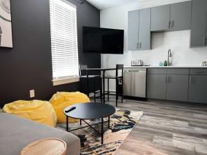 Køkken eller tekøkken på Luxury 2B2B Penthouse with Balcony Downtown 542Blvd