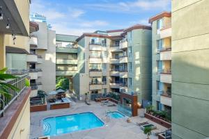 une vue aérienne d'un immeuble avec piscine dans l'établissement San Diego's Diamond: Snowbird-friendly studio near ocean with pool, hot tub, gym, balcony - dogs OK, à San Diego