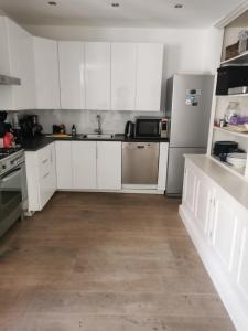 Η κουζίνα ή μικρή κουζίνα στο Sandy's Family Beach House for 2 adults & 2 children