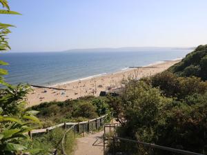 una vista de una playa con gente en ella en 7 Warren Edge Close, en Bournemouth