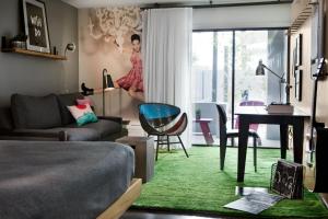 Khu vực ghế ngồi tại MOXY Phoenix Tempe/ASU Area