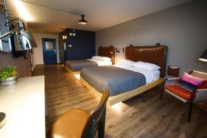 Giường trong phòng chung tại MOXY Phoenix Tempe/ASU Area