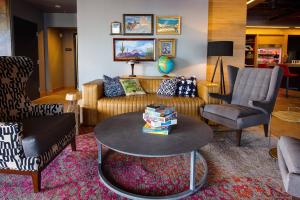Khu vực ghế ngồi tại MOXY Phoenix Tempe/ASU Area