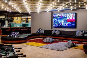 Khu vực ghế ngồi tại MOXY Phoenix Tempe/ASU Area