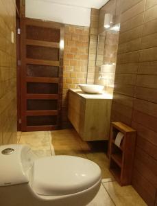 un baño con inodoro y lavabo en Casa Peter, en Huancayo