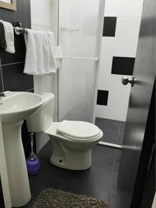 Koupelna v ubytování Aparta Suite Torre De Prado 303