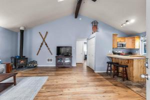 cocina grande con paredes azules y suelo de madera en River Mountain Retreat - Meredith Lodging, en Sunriver