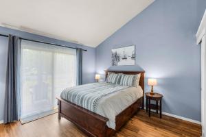 Un dormitorio con una cama y una ventana grande. en River Mountain Retreat - Meredith Lodging, en Sunriver