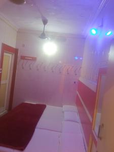 Voodi või voodid majutusasutuse Deepak Lodge walkable Distance From ksrtc busstand toas