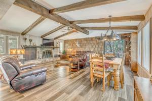 Χώρος καθιστικού στο Ruidoso Home with Hot Tub and Sierra Blanca Views