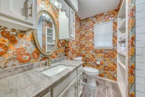 Ένα μπάνιο στο Ruidoso Home with Hot Tub and Sierra Blanca Views +37 φωτογραφίες
