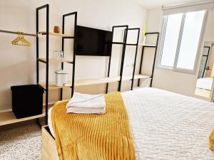 Katil atau katil-katil dalam bilik di Spacious-Comfortable, King bed, Miraflores Area H16 +28 gambar