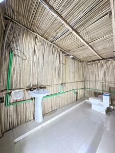 een badkamer met wastafel en toilet bij Wahiba Bedouin Rustic Camp in Muntarib