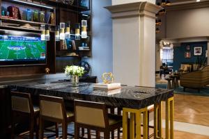 Μια τηλεόραση ή/και κέντρο ψυχαγωγίας στο Renaissance Waterford Oklahoma City Hotel