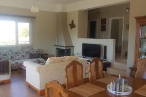 Χώρος καθιστικού στο Spacious Retreat with Captivating Mnt View
