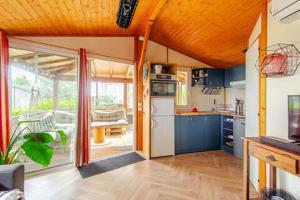 Kuchyňa alebo kuchynka v ubytovaní Chalet Mer et Pins