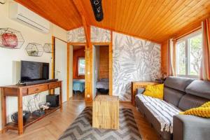 Televízia a/alebo spoločenská miestnosť v ubytovaní Chalet Mer et Pins