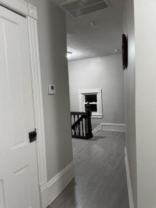 Gambar di galeri bagi The Yellow-Shuttered House apt B di Sharon