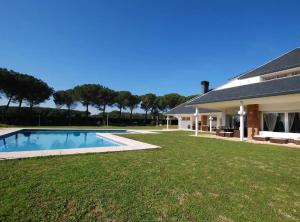 San Pedro de VilamajorにあるTorre Vendrell con Padelの庭前のスイミングプール付き家