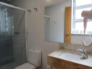 a bathroom with a toilet and a sink and a shower at Hotel Urbis a 10 minutos Rua 25 de Março, Brás,Bom Retiro,a 2 minutos do Mirante Sampa Sky in São Paulo +78 photos