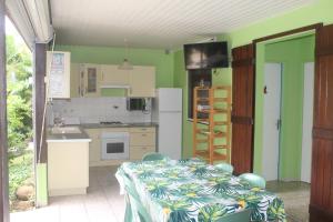 A kitchen or kitchenette at Gite bagatelle classé 2 étoiles