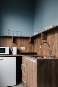 Cucina o angolo cottura di ODDSSON Midtown Hotel