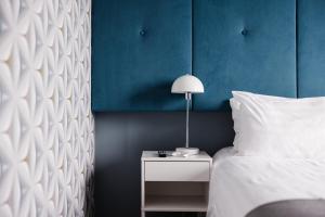 Letto o letti in una camera di ODDSSON Midtown Hotel