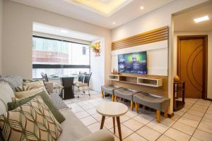 Una televisión o centro de entretenimiento en BK83 - 2 Dorm Climatizados, Garagem, Próx Calçadão