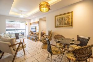 Un lugar para sentarse en BK83 - 2 Dorm Climatizados, Garagem, Próx Calçadão