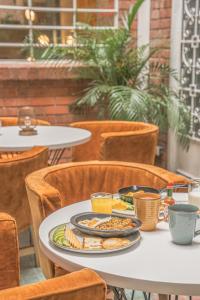 a table with a plate of food on it at 5Q House Quinta Camacho in Bogotá