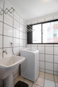 Un baño de BK83 - 2 Dorm Climatizados, Garagem, Próx Calçadão 27 fotos más