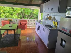 基督教堂市Graeme Hall Park Apartment的带桌子和台面的厨房 更多16张照片