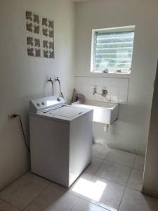 基督教堂市Graeme Hall Park Apartment的白色的浴室设有水槽和浴缸。