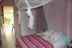 A bed or beds in a room at Gite bagatelle classé 2 étoiles