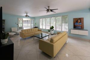 a living room with a couch and a table at Hacienda Cumbre Bella in Ciales