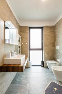ein Badezimmer mit Waschbecken, Badewanne und Toilette in der Unterkunft ATENEO - TREVI 2 Rooms, Modern Apartment DeLuxe, BIG Terrace, Plus FREE Parking in Timişoara + 51 Fotos