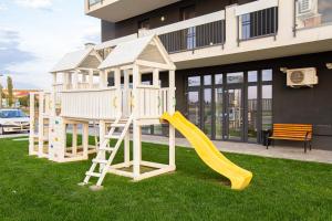 ein Spielhaus mit Rutsche und Spielplatz in der Unterkunft ATENEO - TREVI 2 Rooms, Modern Apartment DeLuxe, BIG Terrace, Plus FREE Parking in Timişoara